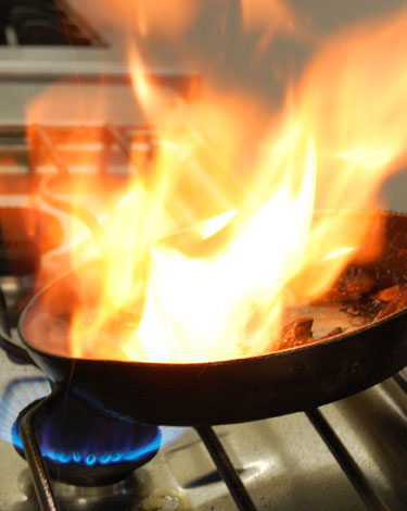 Pensez à toujours nettoyer les instruments et supports ayant été en contact avec la viande crue, et à bien cuire la volaille pour éviter toute contamination bactérienne.