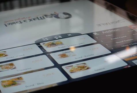 Max à table fait le pari d'asseoir ses clients à des tables interactives